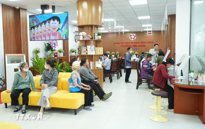 灵春坊公共行政服务中心内现代宽敞的办公空间。图自越通社