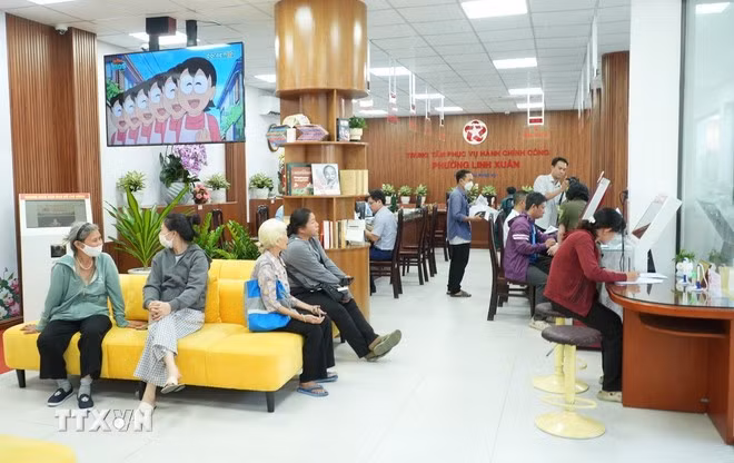 灵春坊公共行政服务中心内现代宽敞的办公空间。图自越通社