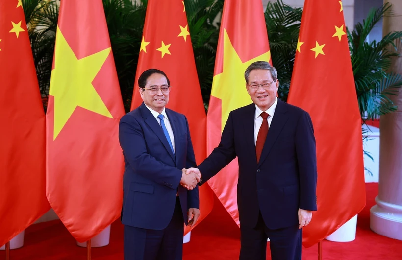 越南政府总理范明政和中国国务院总理李强。图自越通社