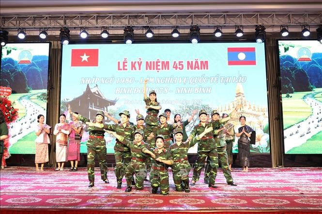 越老志愿军宁平省678号兵团退伍军人委员会在宁平省华闾坊举行纪念活动，庆祝赴老挝执行国际任务45周年（1980年8月—2025年8月）。图自越通社