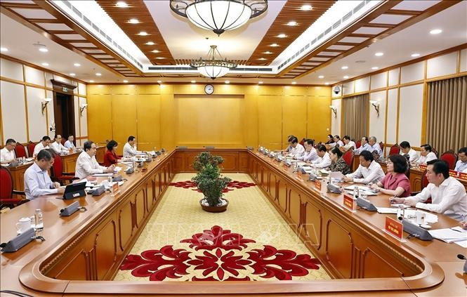 9月4日，越共中央政治局第三、第四工作组在河内分别与莱州、河静和芹苴各省（市）委常委会举行工作会议，就提交各省市2025-2030年任期党代会的文件和人事方案提出意见。图自越通社