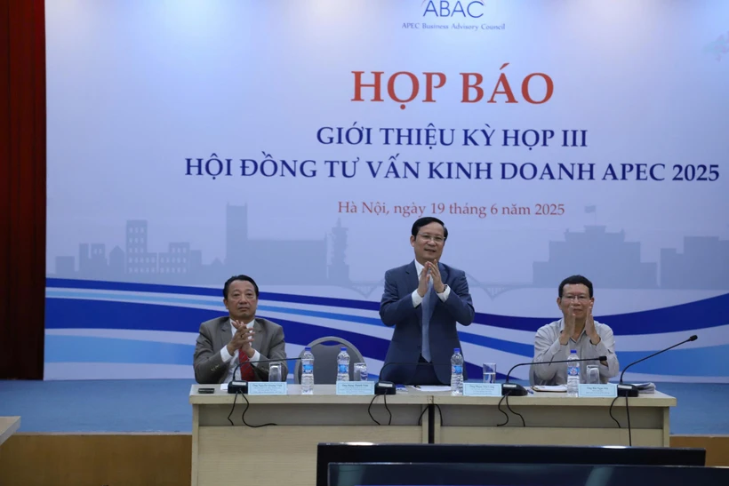 2025年亚太经合组织工商咨询理事会第三次会议记者会。图自越通社