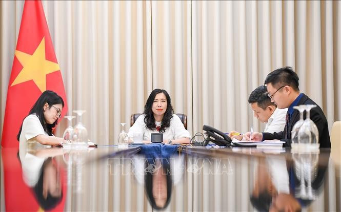 越南外交部副部长黎氏秋姮同吉尔吉斯斯坦外交部副部长阿巴基罗夫通电话。图自越通社