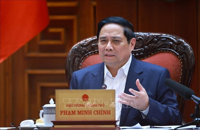 12月16日上午，政府总理范明政主持召开政府常务会议，与各部门和各省、中央直辖市就筹备同步举行庆祝越南共产党第十四次全国代表大会的一批规模大、意义重大的工程和项目开工、落成典礼进行讨论。图自越通社