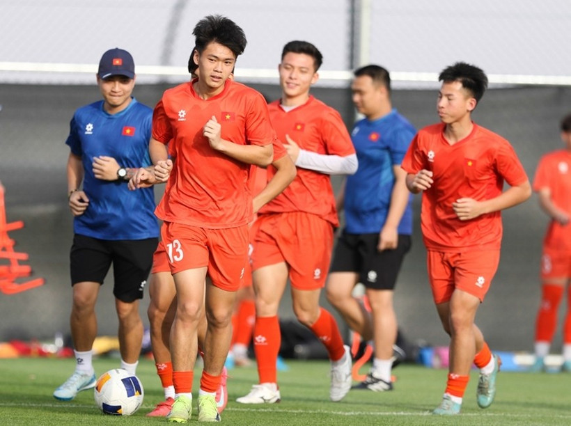 国家 U17 男子足球队球员参加训练活动。图自越通社