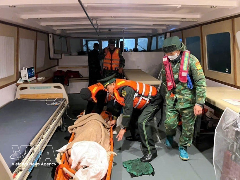 迅速将突发中风的外国游客送岸就医。图自越通社