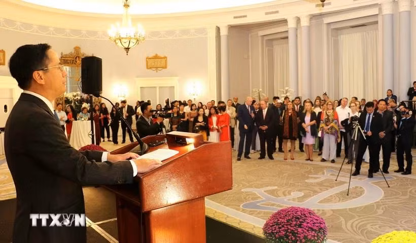 越南驻加拿大大使范荣光在越南国庆79周年纪念典礼上发表讲话。图自越通社