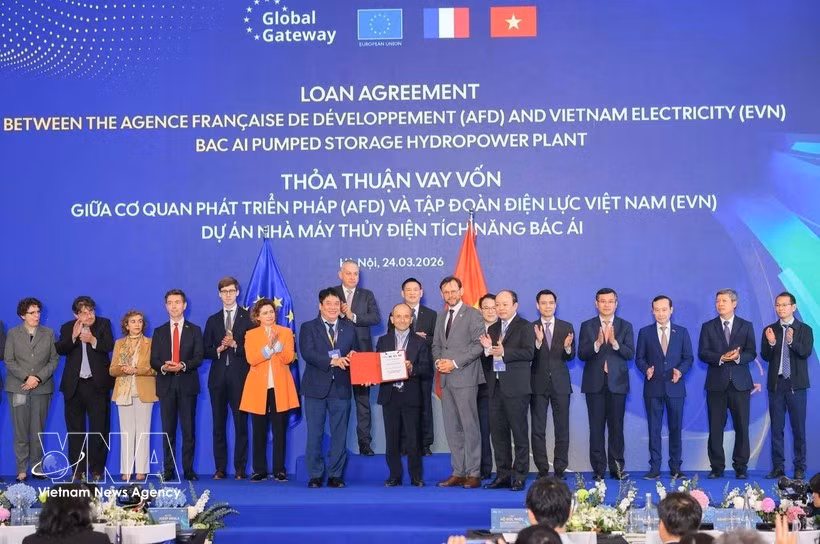 越南电力集团（EVN）与法国合作伙伴之间的北爱抽水蓄能电站两项贷款协议交换仪式。图自越通社