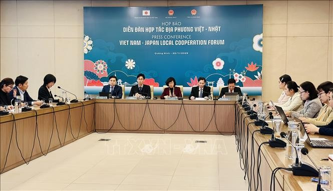 11月19日下午，越南外交部与广宁省人民委员会、日本驻越大使馆在河内联合举行越日地方合作论坛的新闻发布会。图自越通社