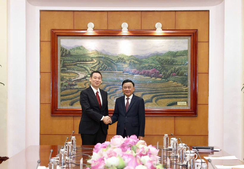 越共中央委员、书记处常务书记陈锦秀同志在越共中央驻地会见日本共产党书记局代局长、主席团副主席Tanaka Yu。图自越通社