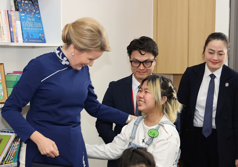 王后玛蒂尔德与正在越南中央儿童医院接受治疗的儿童患者交流。图自越通社