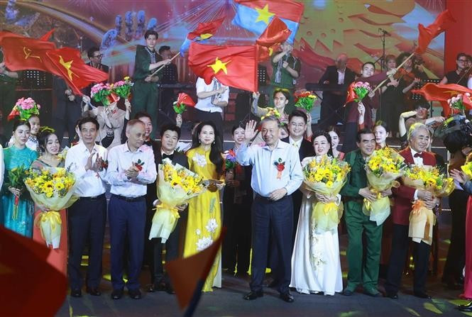 越共中央总书记苏林出席纪念晚会庆祝岘港解放50周年。图自越通社