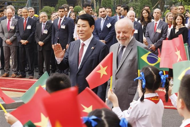 越南国家主席梁强迎接巴西联邦共和国总统路易斯·伊纳西奥·卢拉·达席尔瓦。图自越通社