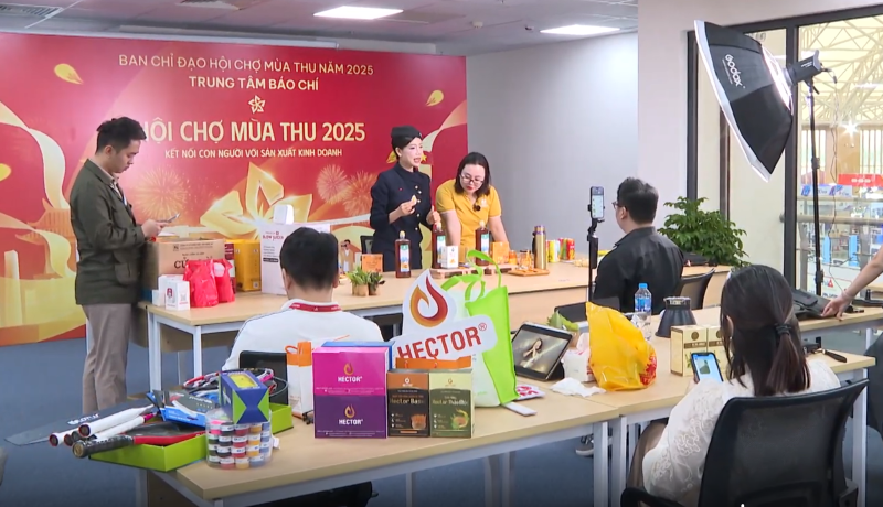 直播推介多地土特产。图自越通社