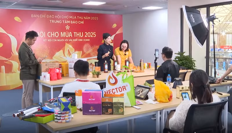 直播推介多地土特产。图自越通社