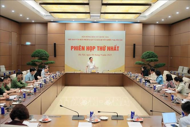 越南国家选举委员会法律文件和投诉举报处理小组召开第一次会议。图自越通社