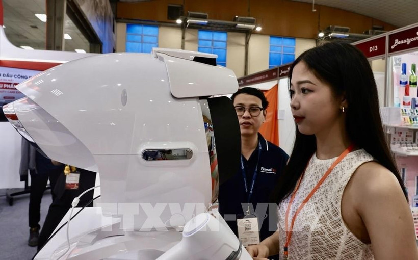 顾客体验皮肤分析仪。图自越通社