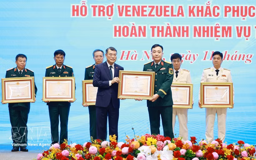 越南政府总理黎明兴向在委内瑞拉执行地震救援和人道援助任务中作出突出贡献的集体颁发二等和三等保卫祖国勋章。图自越通社