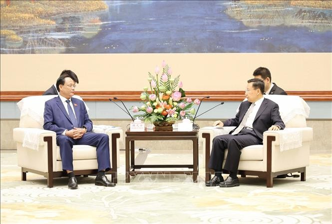 8月22日，越共中央委员、国会副主席、越中友好议员小组主席陈光方上将会见四川省委书记、省人大常委会主任王晓晖。图自越通社