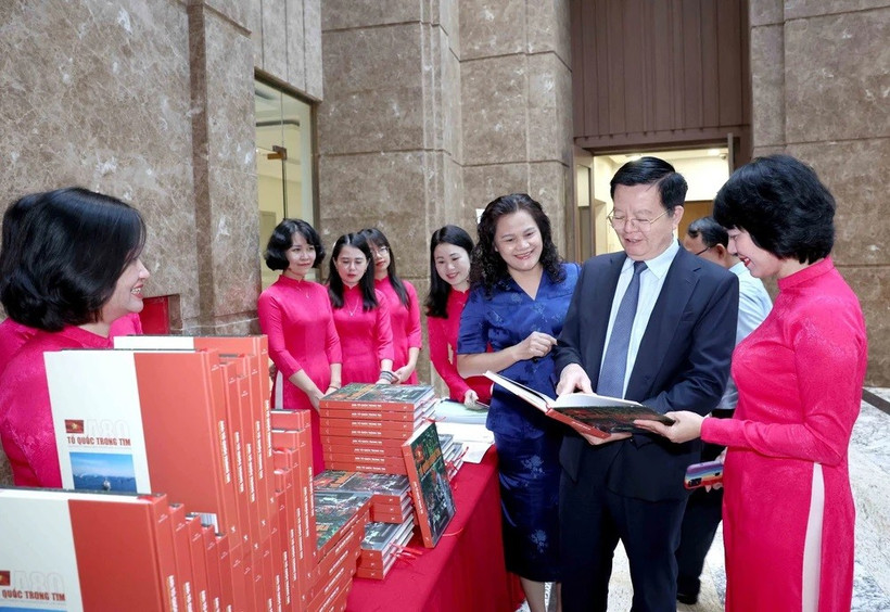 越南政府副总理梅文政参观越英双语画册《A80:祖国在心中》展览。图自越通社