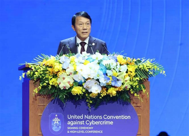 越共中央政治局委员、公安部部长梁三光大将发表讲话。图自越通社