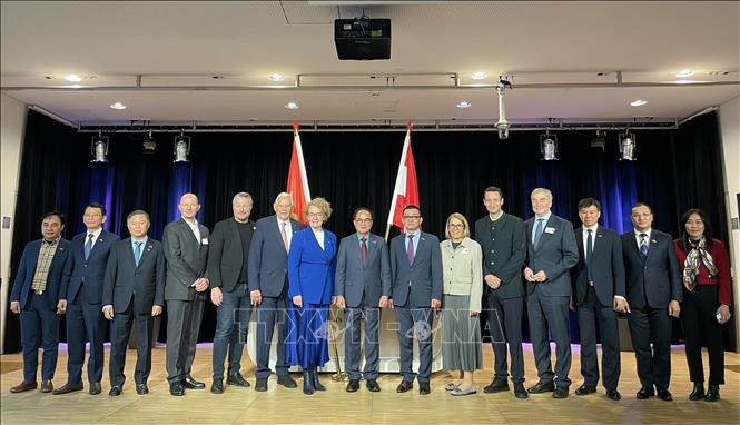 越南内务部副部长武战胜与越南驻奥地利大使武黎泰黄和两国代表合影。图自越通社