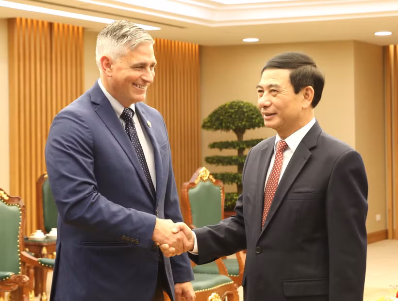 越南政府副总理兼国防部部长潘文江和美国联邦众议员迈克尔·鲍姆加特纳。图自baochinhphu.vn