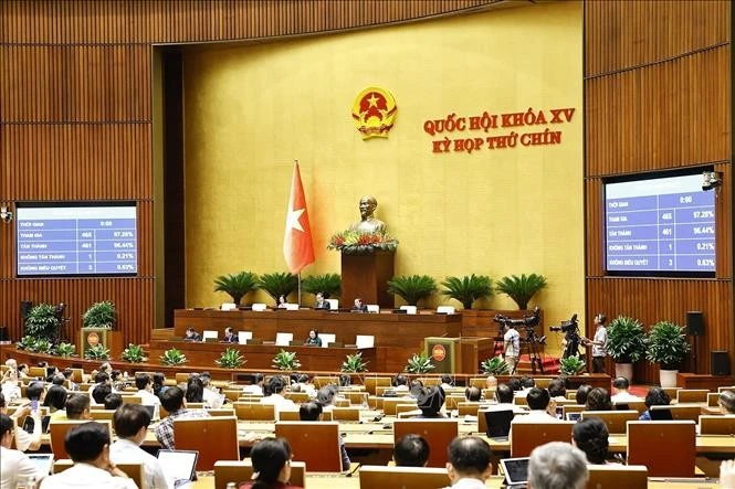 第十五届国会第九次会议讨论修改补充《宪法》的决议草案。图自越通社
