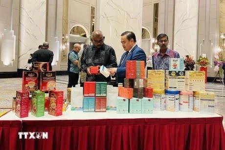 越南驻马来西亚大使馆商务参赞黎富强介绍越南的产品。图自越通社
