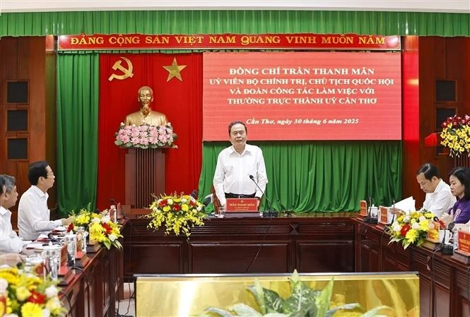越南国会主席陈青敏发表讲话。图自越通社