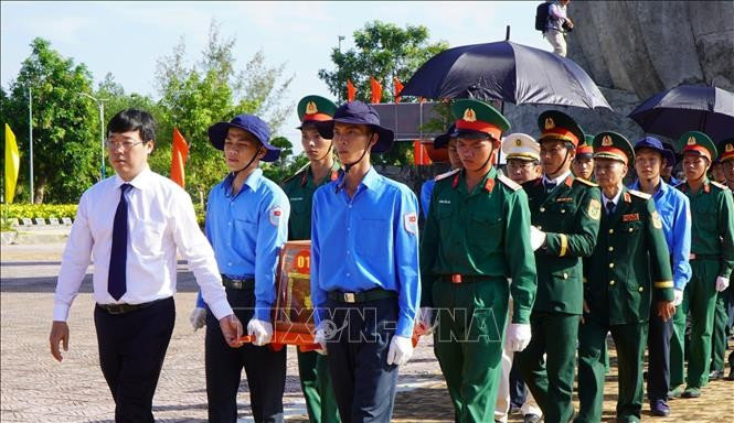 同塔省党委和人民为在柬埔寨和同塔省战争中牺牲的43位越南志愿军和专家举行追悼安葬仪式。图自越通社