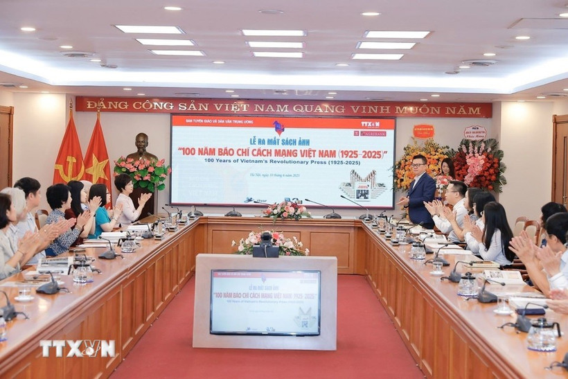 《越南革命新闻100年（1925-2025）》画册发布仪式。图自越通社