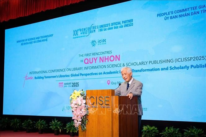越南科学相约协会主席陈青云发表讲话。