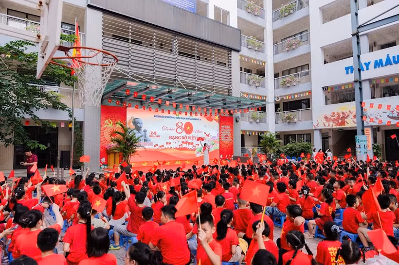 成功B小学举行庆祝国庆80周年的活动。图自越通社