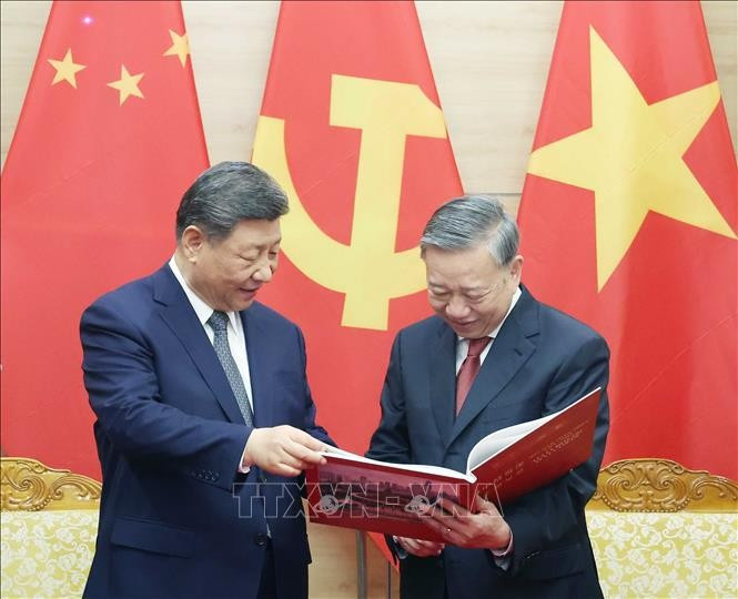 苏林总书记向中共中央总书记、国家主席习近平赠送越南通讯社出版有关习近平历次访越的画册。图自越通社