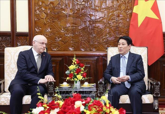 越南国家主席梁强接受芬兰驻越大使凯约·诺尔万托辞行拜会。图自越通社
