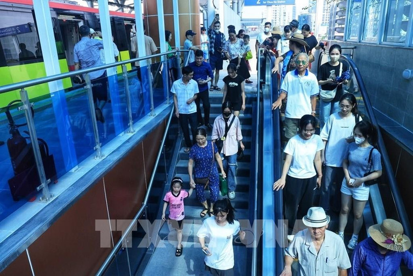 国庆阅兵和群众游行合演高峰期，河内两条城铁客运量创历史新高。图自越通社