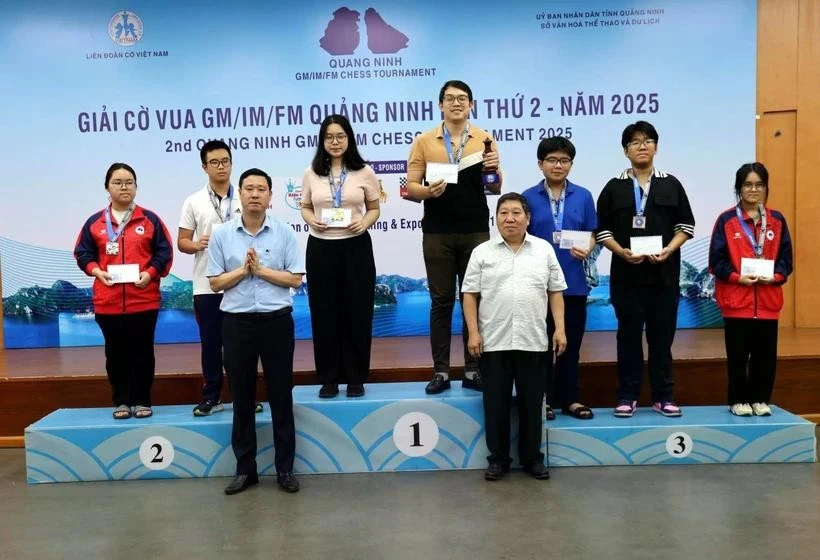 组委会向获奖棋手颁奖。图自越通社