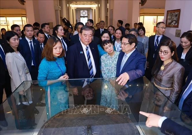 越南政府总理范明政夫妇与日本首相夫妇参观越南国家历史博物馆。图自越通社