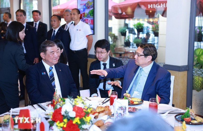 越南政府总理范明政和日本首相石破茂共进早餐，品尝越南咖啡。图自越通社
