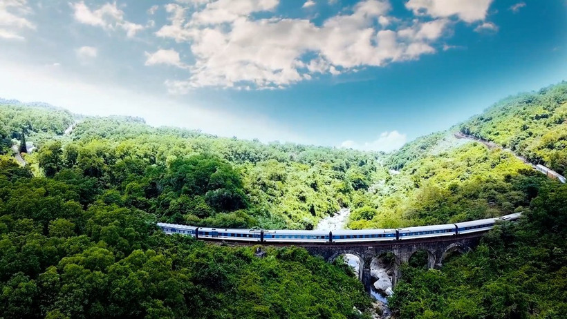 越南铁路旅游已成为深受游客喜爱和选择的旅游产品。图自旅游信息中心