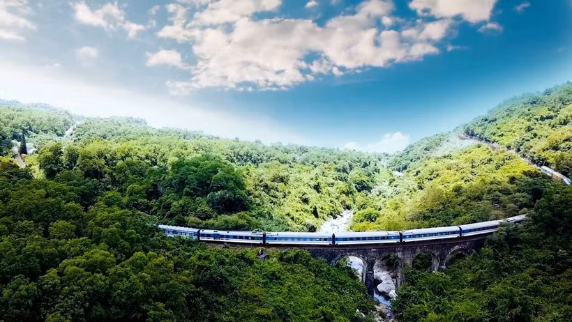 越南铁路旅游已成为深受游客喜爱和选择的旅游产品。图自旅游信息中心