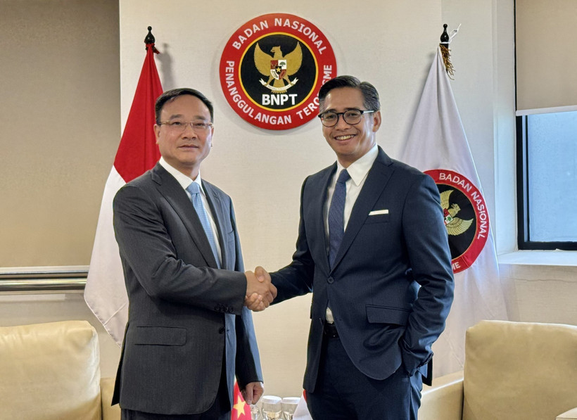 越南公安部副部长范世松中将与印尼国家反恐局副局长安迪卡·克里斯纳尤丹托（Andhika Chrisnayudhanto）。图自越通社