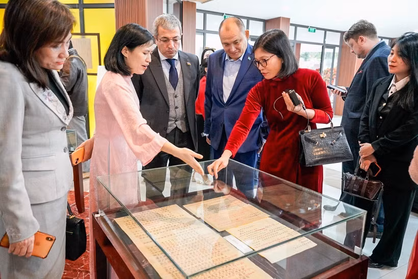 国际代表参观越南世界文献遗产与国家典型档案文献展示空间。图自越通社