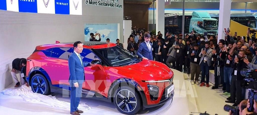 高端电动SUV车型VF 7亮相仪式。图自越通社