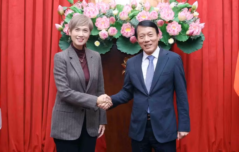 越共中央政治局委员、公安部部长梁三光大将同新加坡数码发展及新闻部长约瑟芬·张。图自越通社