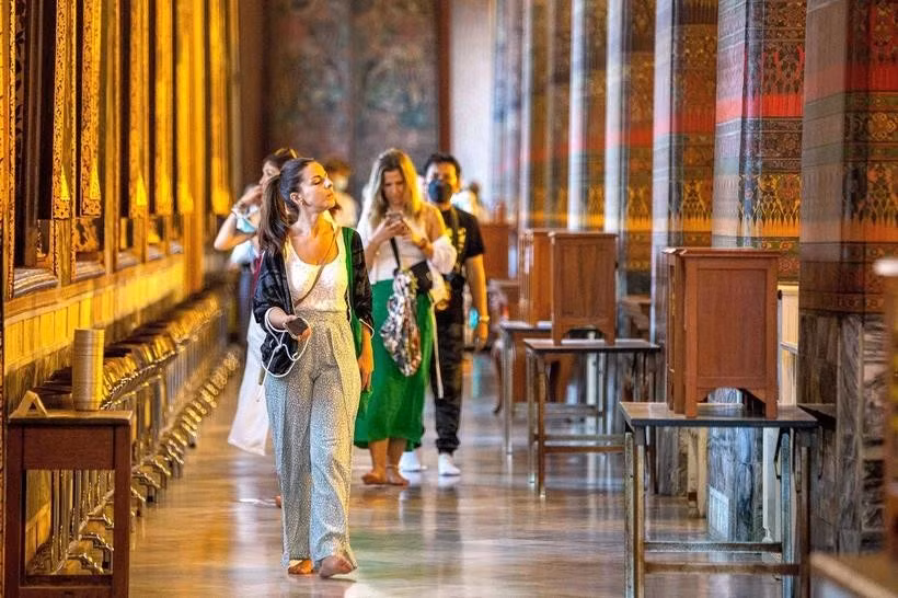 游客参观泰国曼谷卧佛寺。图自新华社