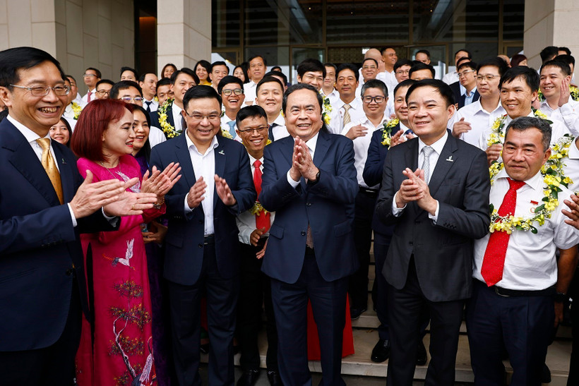 国会主席陈青敏在国会大厦与石油工业优秀员工代表团会面。图自越通社
