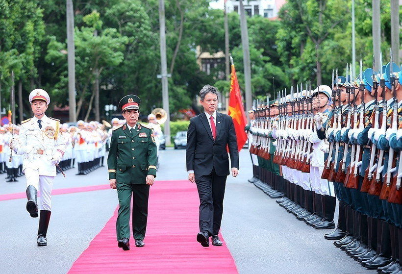 越共中央政治局委员、中央军委副书记、国防部部长潘文江上将在越南国防部总部（河内）主持仪式，欢迎新加坡国防部部长陈振声（Chan Chun Sing）。图自越通社