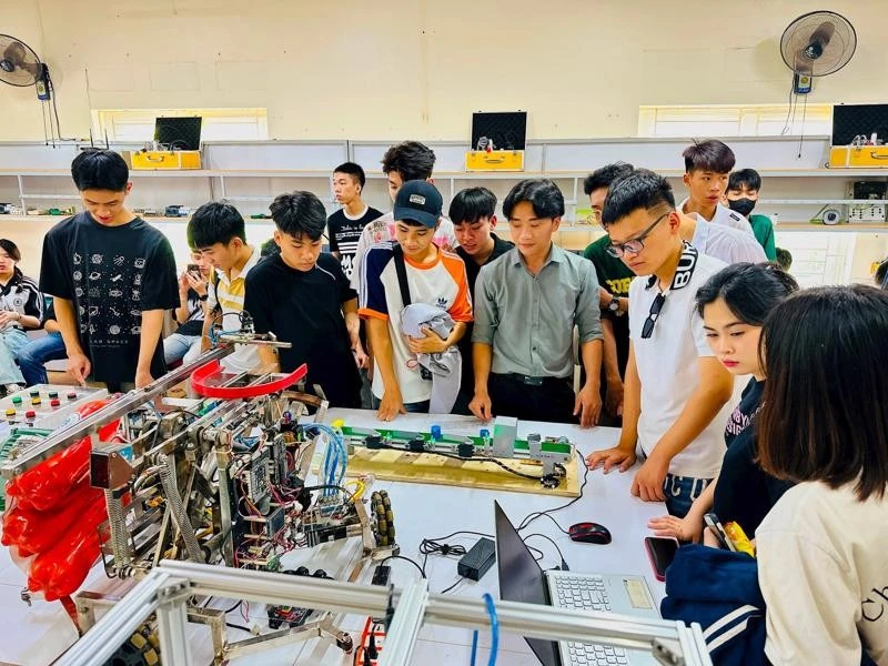 越南为科学、技术、工程和数学（STEM）等领域培养高素质、高技能的人力资源队伍。图自越通社